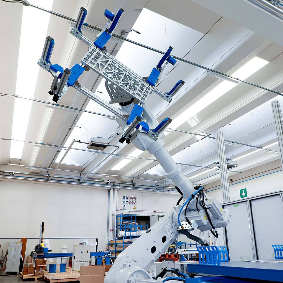 industrial-robots-integrated-in-work-islands-campetella